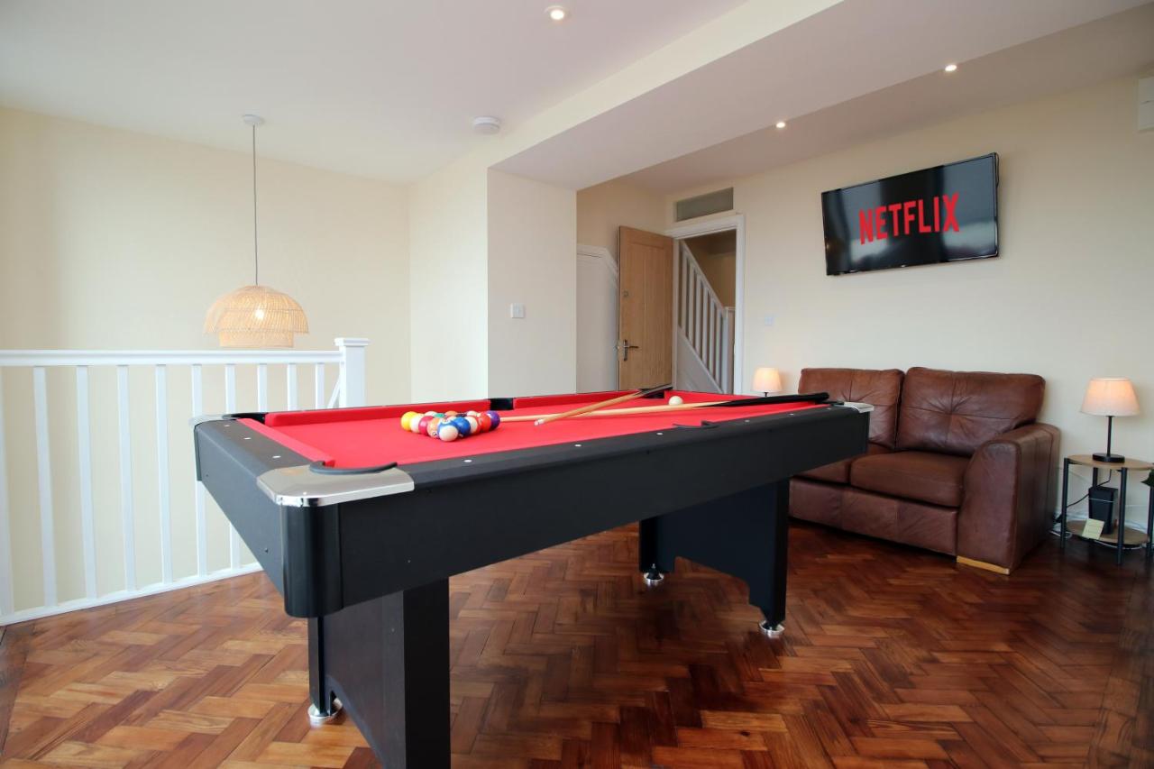 B&B Cardiff - LUXURY 4 Bedroom 4 Ensuite Home in Penarth (Pool Table Games Room & BBQ Garden) with Sea Views - Bed and Breakfast Cardiff