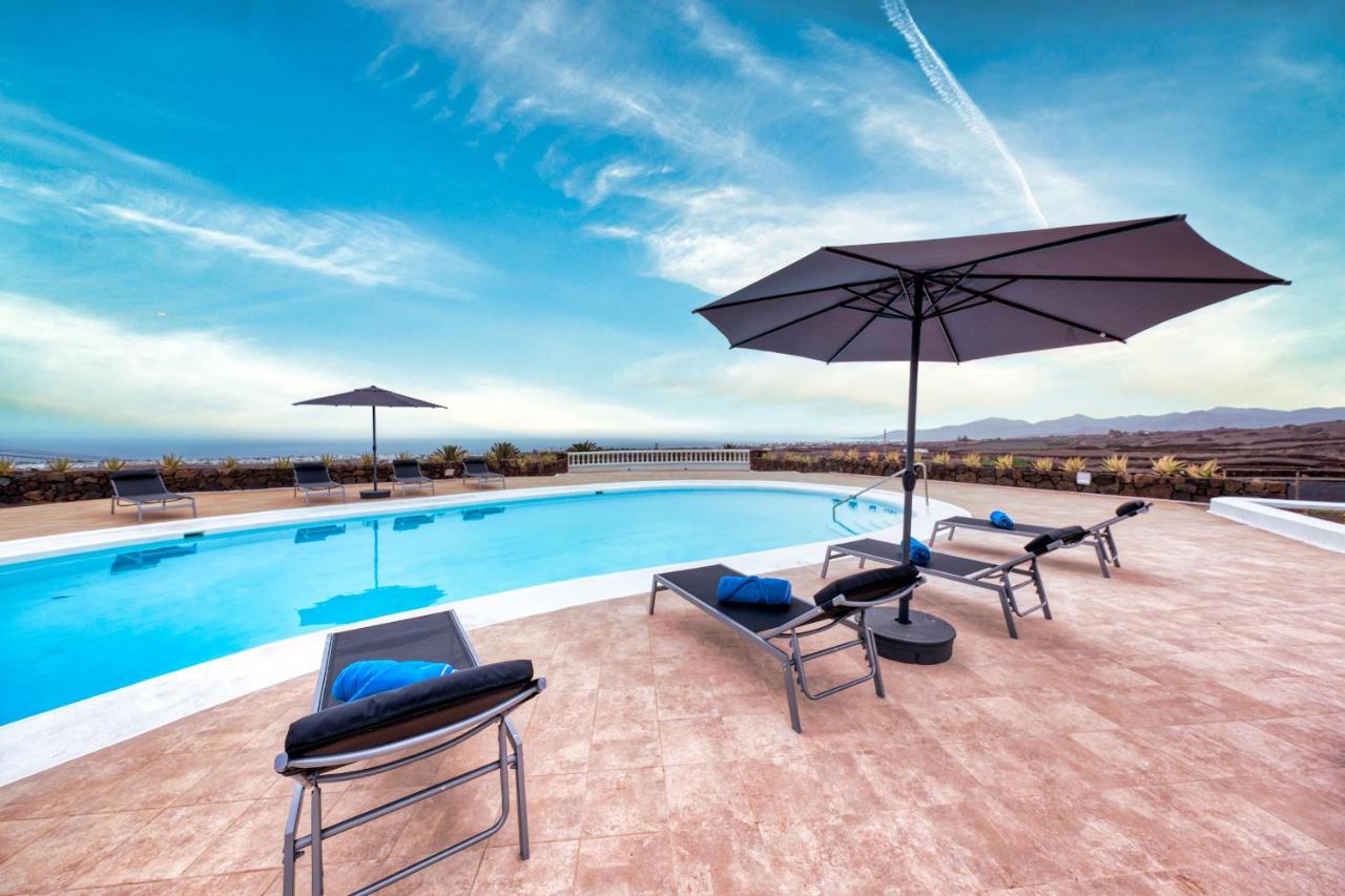 Villa Luciano "Spirit of the Canaries" By Lanzarote Vacation Homes - Bed and Breakfast Tías