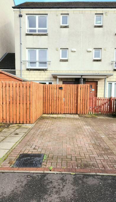 Modern 5 Bedroom Townhouse with Free Parking - B&B
