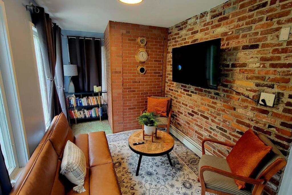 B&B Boston - Unique & Peaceful Boston Home( Free Parking) - Bed and Breakfast Boston