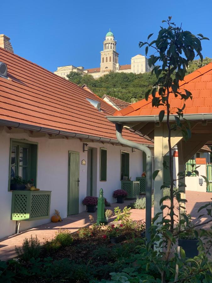 Pannonhalma Várlak Vendégház - B&B Pannonhalma