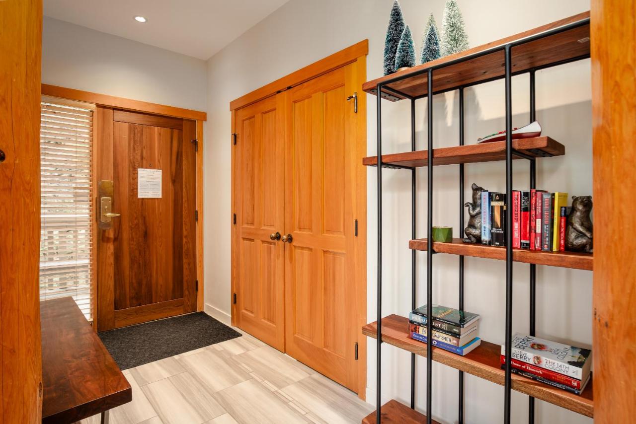 Luxury Mountain Retreat with PRIVATE Hot Tub by Harmony Whistler - Chambres d'hôtes Whistler