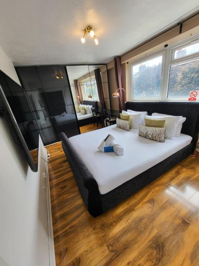 R3 SUPERKING SIZED BED & 75'' tv on the wall in Clapham - B&B