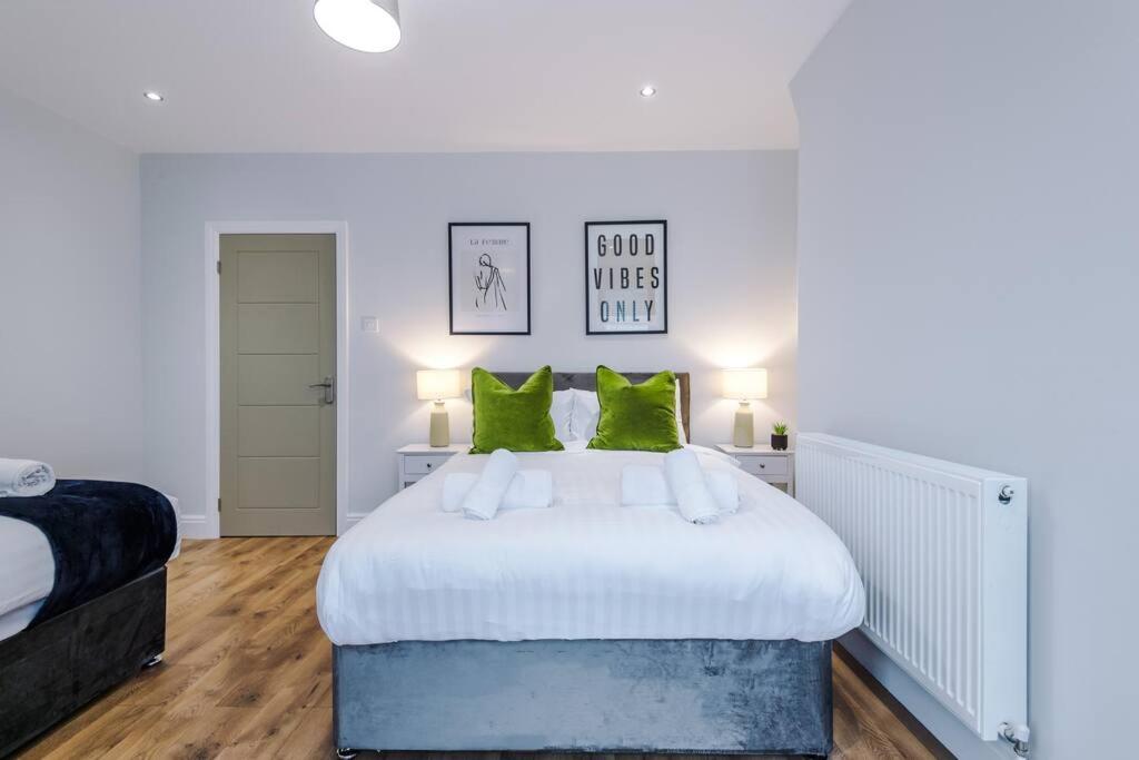 B&B Litherland - Stunning Designer House with Parking Sleeps 8 by PureStay Short Lets & Serviced Accommodation Liverpool - Bed and Breakfast Litherland