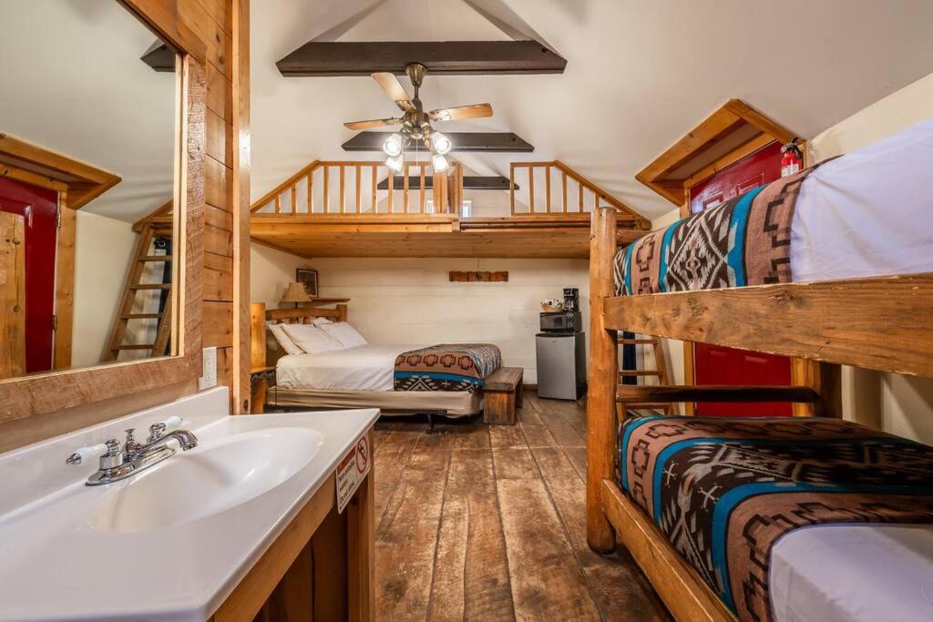 New! Charming cozy Cabin Colorado National Forest - B&B