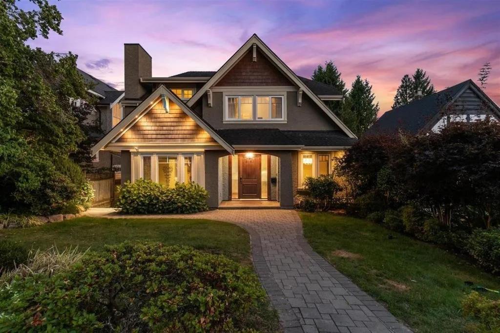 Spacious Cozy House in Vancouver West - Bed and Breakfast