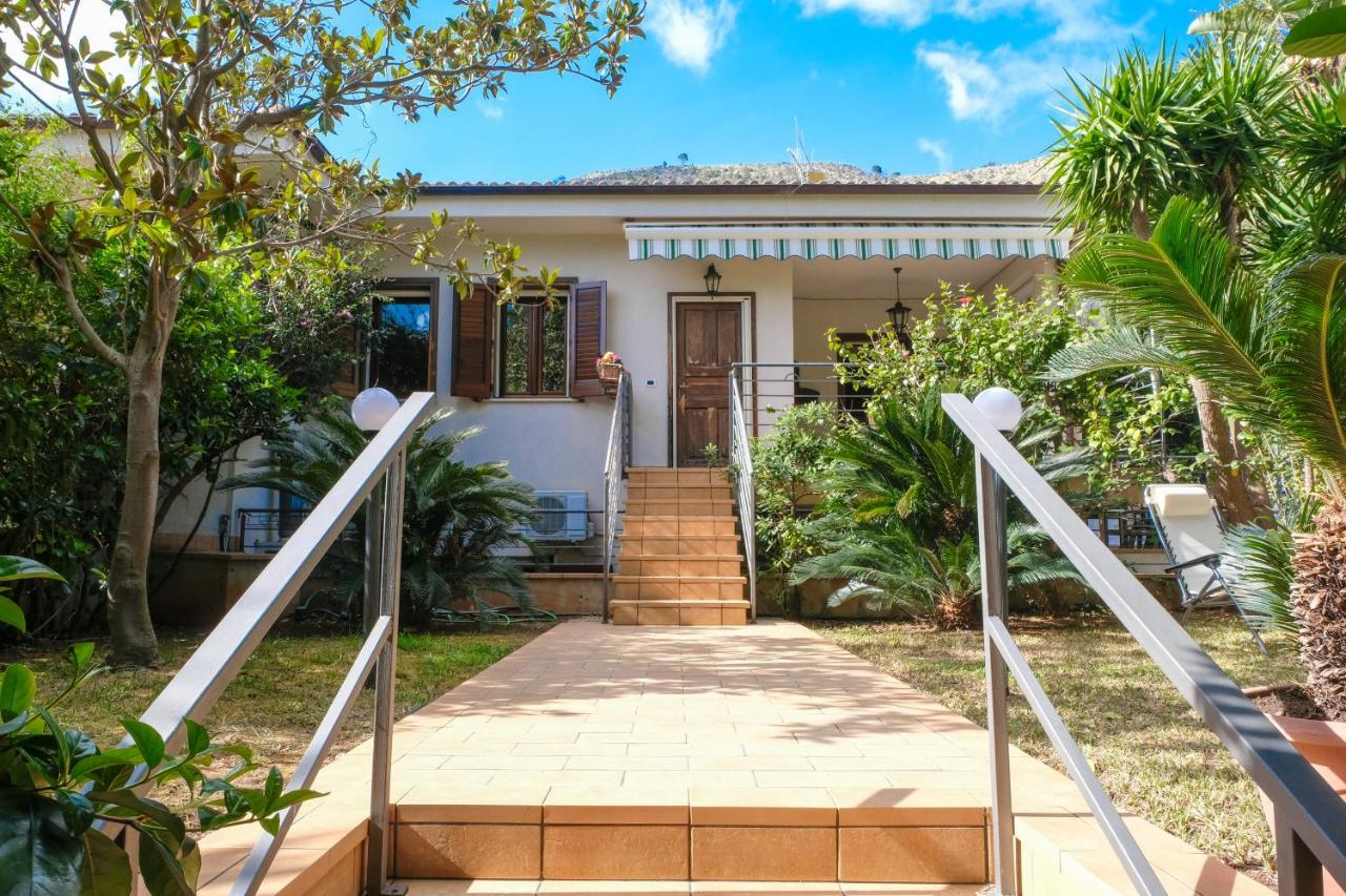 Grande Villa con Giardino e BBQ vicino al Mare - Chambres d’hôtes