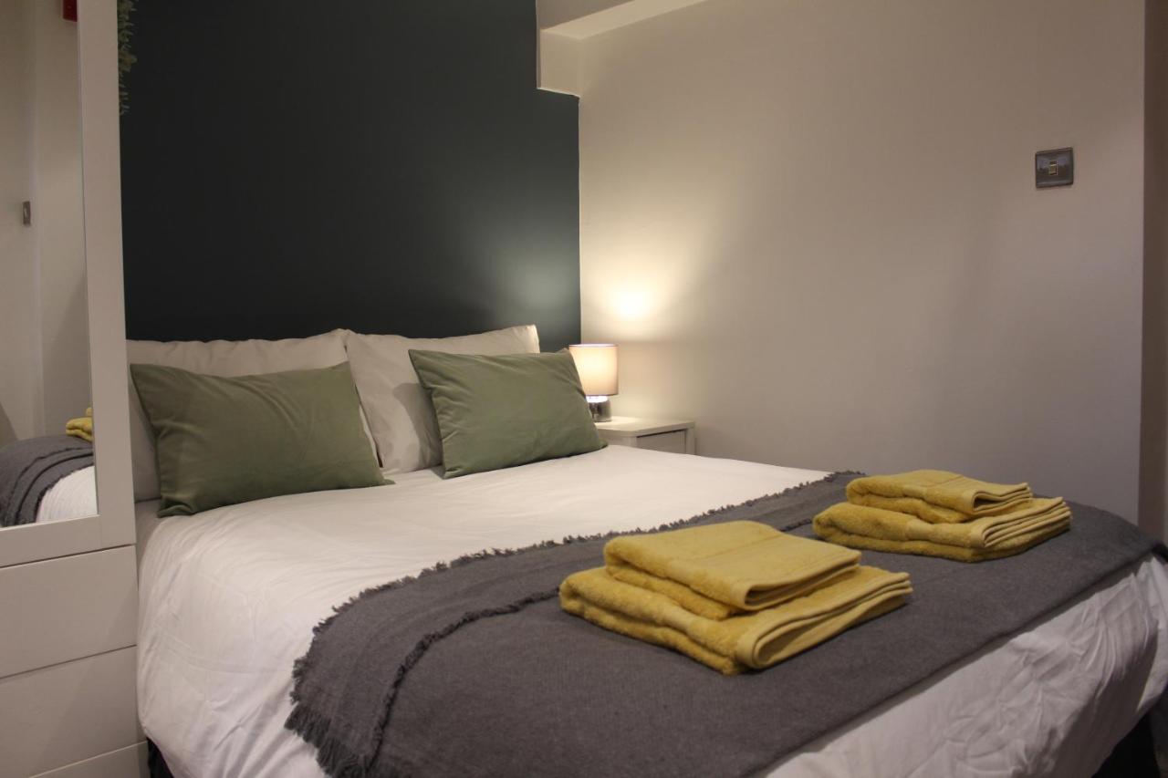 B&B Leeds - Flat 1, Westhill - Bed and Breakfast Leeds