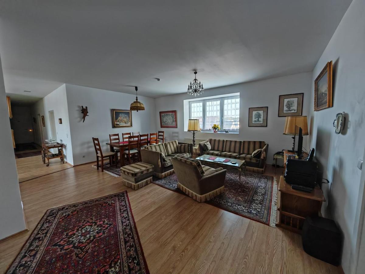 Apartment O3 - Gehobene 6-Zimmer Wohnung 180qm für 1-7 Personen 1x DZ 1x ZZ 3x EZ - Chambres d’hôtes Grafenwöhr