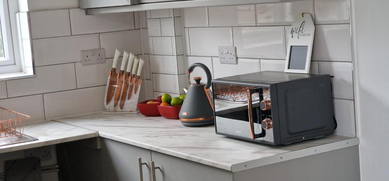 SHM Stays Leicester. Newly Renovated!! 15 min drive from City Centre, University. 9 min Drive to Leicester City Stadium, 5 min drive to M1 & M69. 2 min walk to bus stop. - Chambres d’hôtes Leicester