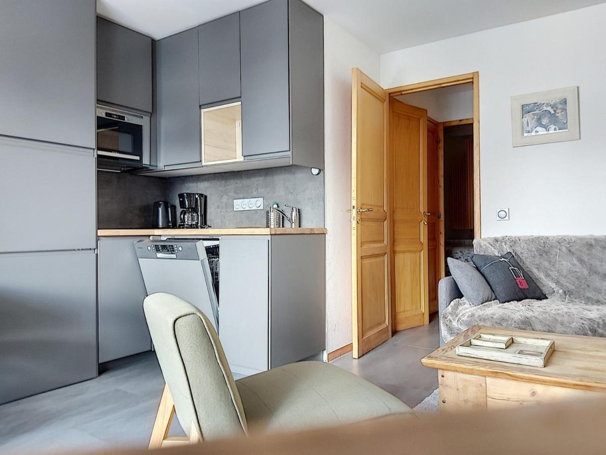 Bel appartement rénové, accès direct pistes, parking, balcon, centre à 1 km, navettes gratuites - FR-1-518-107 - B&B