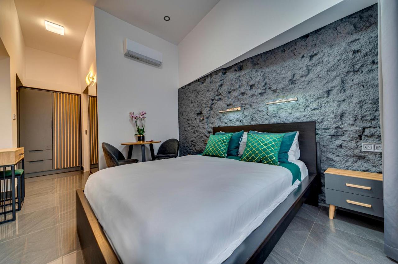 Queen Room with 1-person Hot Tub