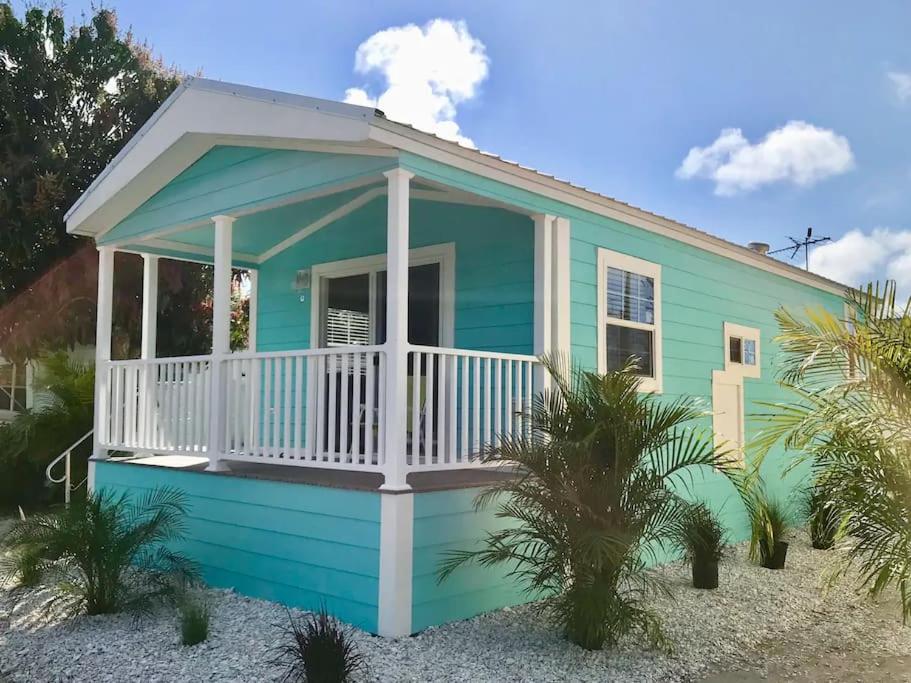 B&B Sarasota - Pinecraft Blue Heron Tiny Home - Bed and Breakfast Sarasota