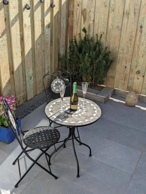 Modern cosy apartment walking distance to many cove beaches and coast path walks as well as the famous Helford river - B&B