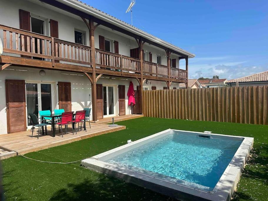 Maison 100m2 4 chambres avec piscine jardin paysage - Bed and Breakfast