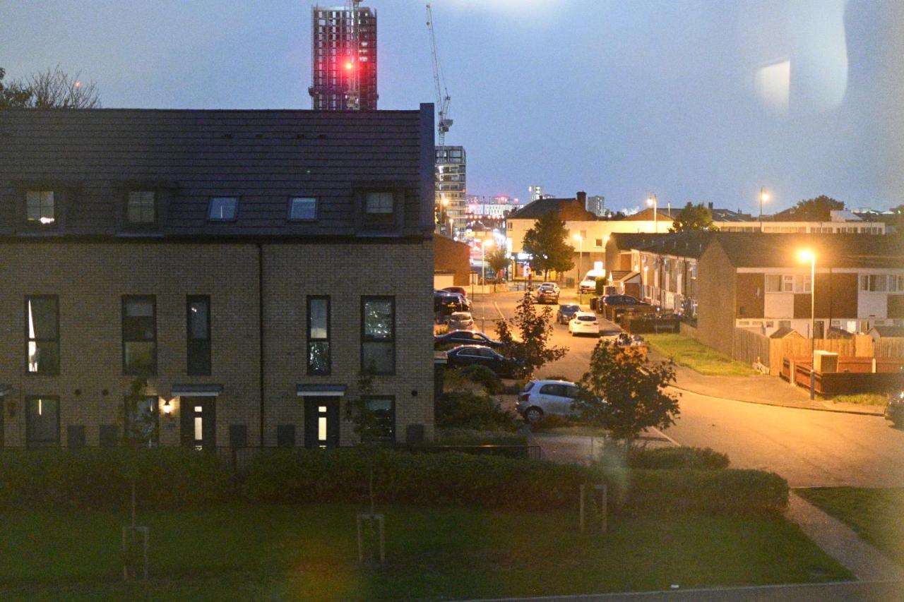 Modern house in City Centre with private parking and gated property - B&B