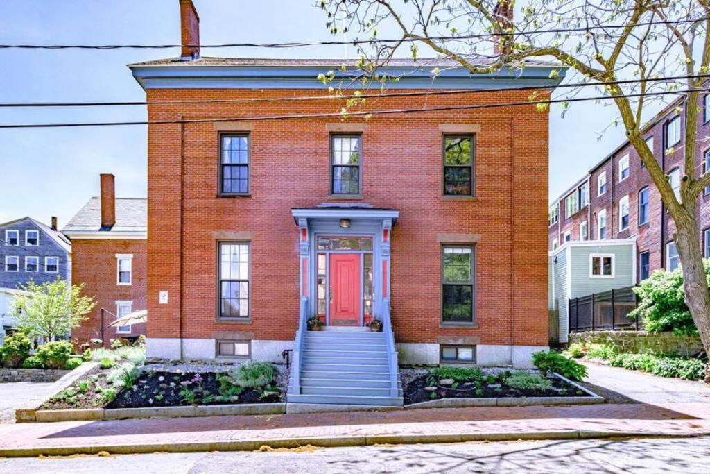 Historic Corner Apartment with patio & off street parking - B&B