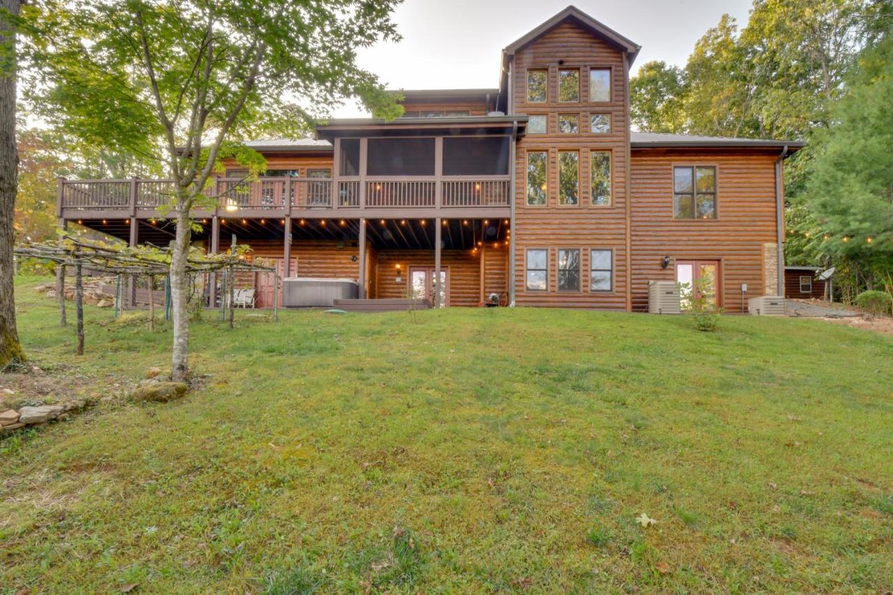 Expansive Mtn-View Ellijay Cabin Private Hot Tub - B&B