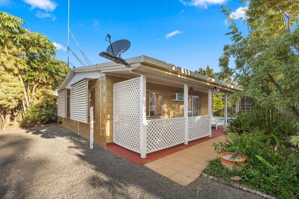 Relaxed Urangan Living at the Poolside Bungalow - B&B