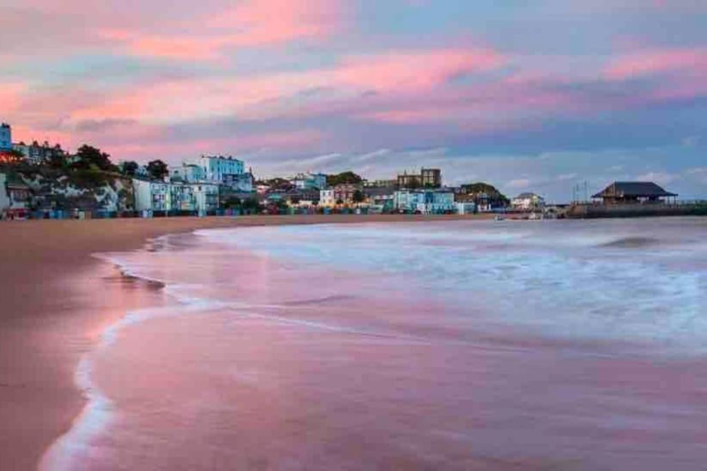 Central, Seaview Apartment, 3 beds, 2 baths, kid & dog friendly at The Lookout Broadstairs - B&B Broadstairs