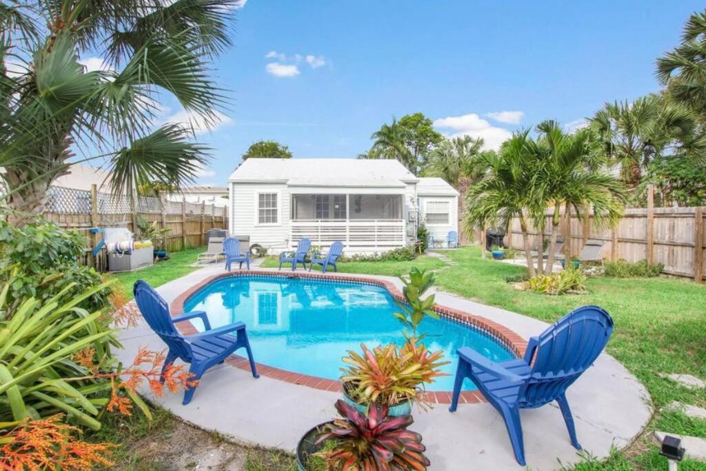 The Peacock Bungalow- Heated Pool & Jacuzzi- 5 min to beach! - B&B