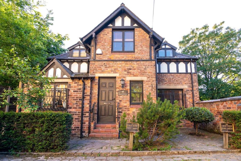 Detached house with gated parking in Whalley Range - B&B
