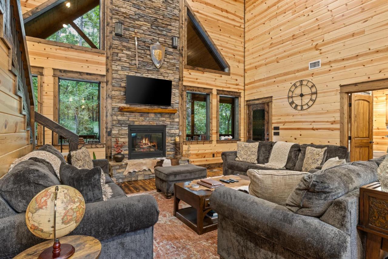 B&B Broken Bow - New! Sherwood Chateau - Borders National Forest, 1 mile to Lake, Secluded! - Bed and Breakfast Broken Bow