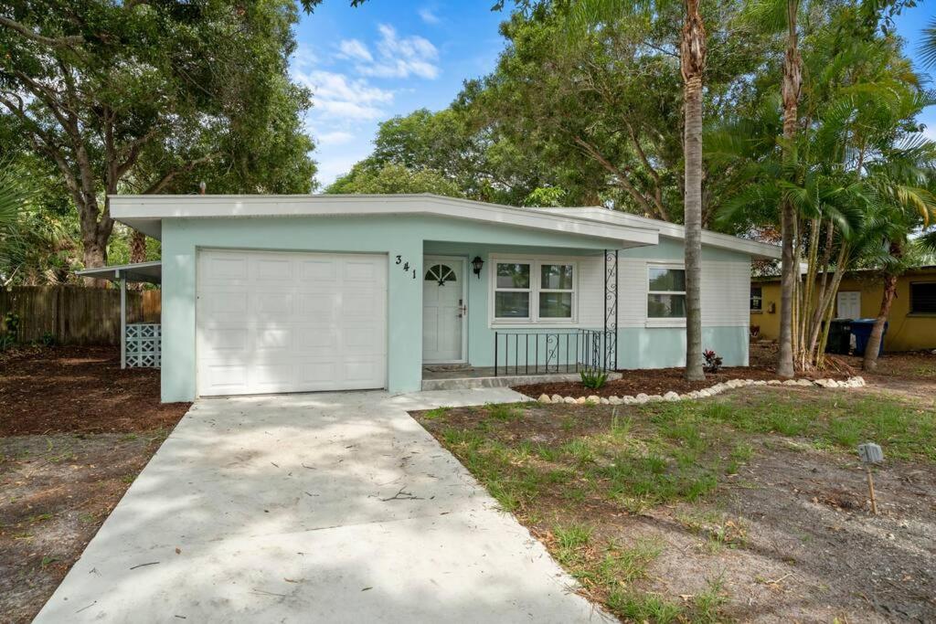Blue Flamingo Paradise w/ Pool + Game Room + Grill + Fire Pit - Chambres d’hôtes