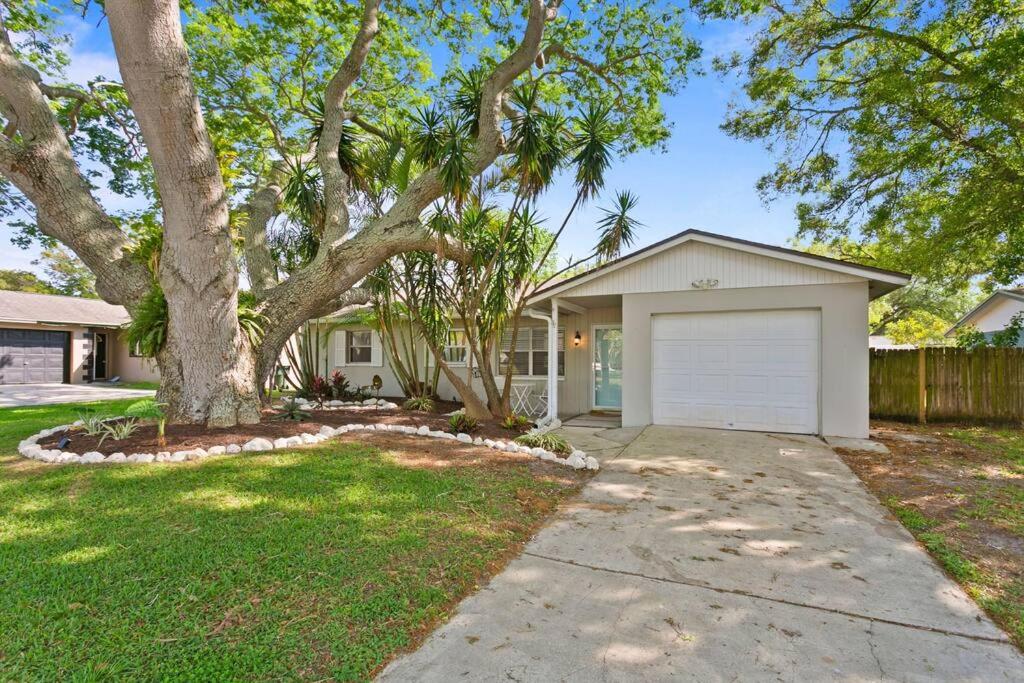Sunny Palm Cottage W/ Hot Tub + Fire Pit + Grill + 10 to Beach! - B&B
