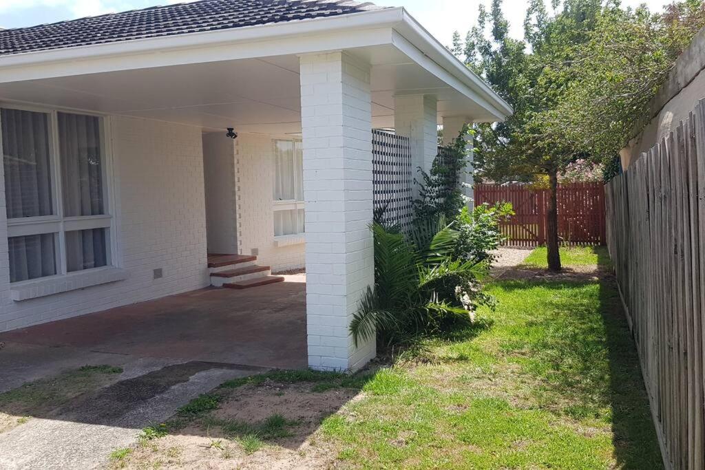 3BR 2BA Home w Deck & Carport! Golf Club 3 Min drive - Ferienwohnung