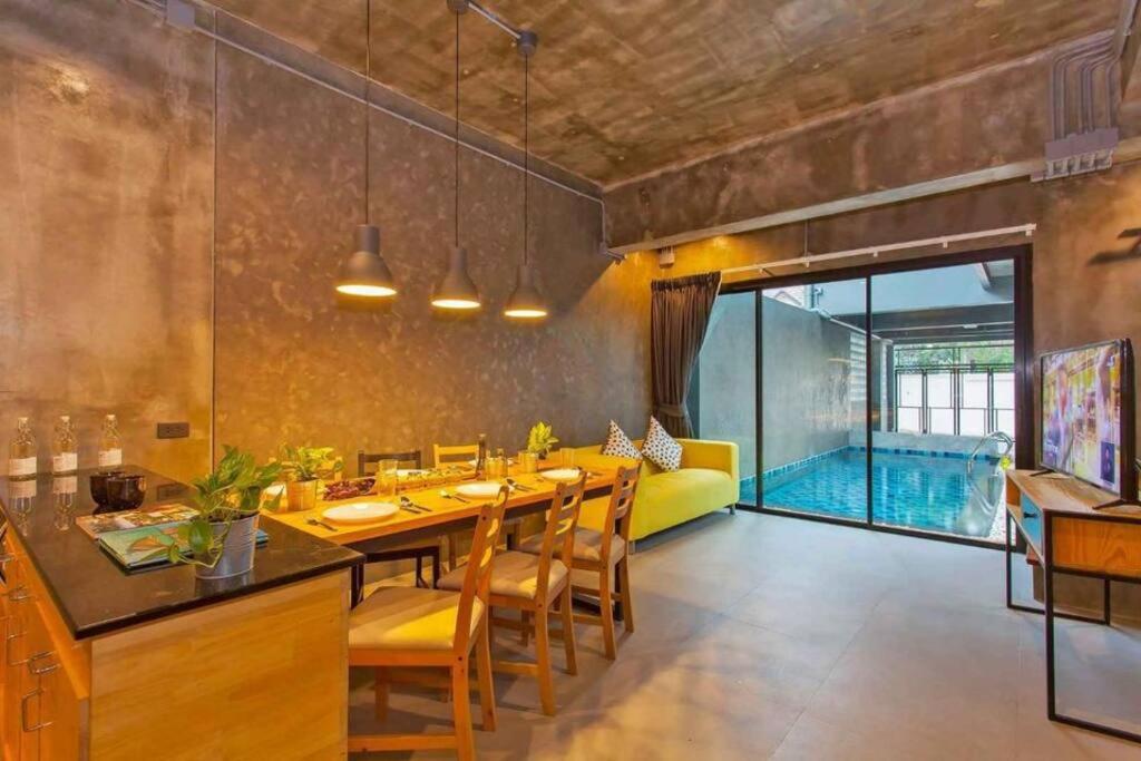 B&B Ban Sai Yuan - Villa Jolly, brand new modern design boutique villa, three bedrooms with private sea salt swimming pool, Naiharn Beach - Bed and Breakfast Ban Sai Yuan