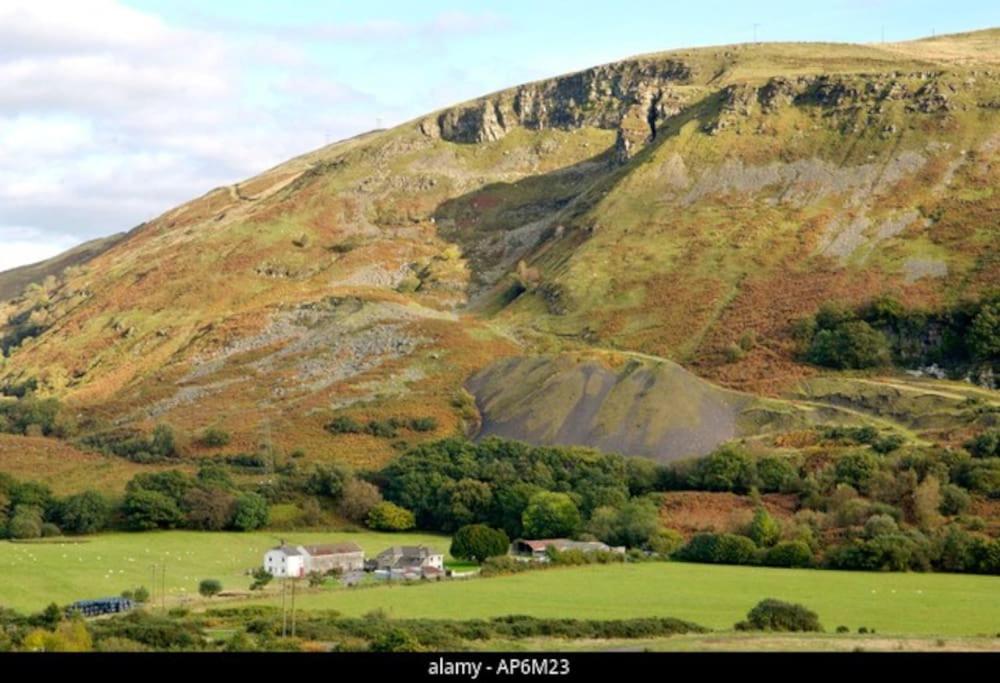 B&B Ystalyfera - Mountain View Cottage sleep 6 sofabed quaint and quirky cottage - Bed and Breakfast Ystalyfera