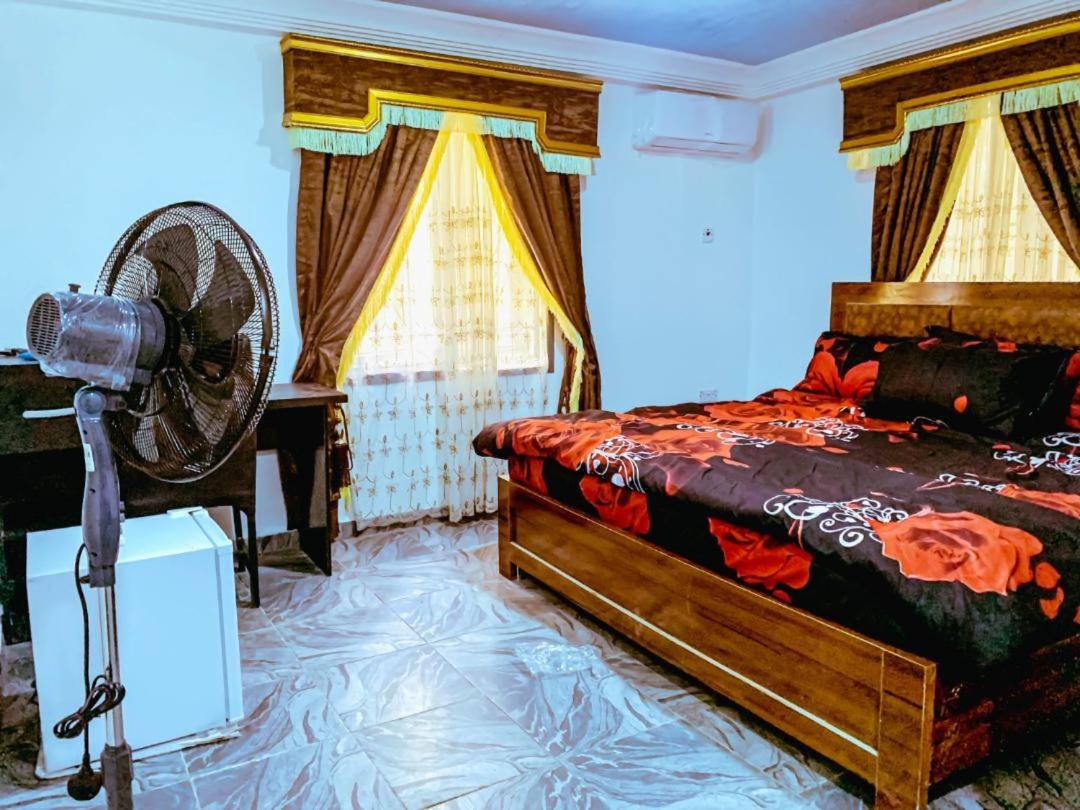 Lugbe Guest House by Select on Airport Rd, 3rooms, 3 King-sized Beds - B&B Jidu