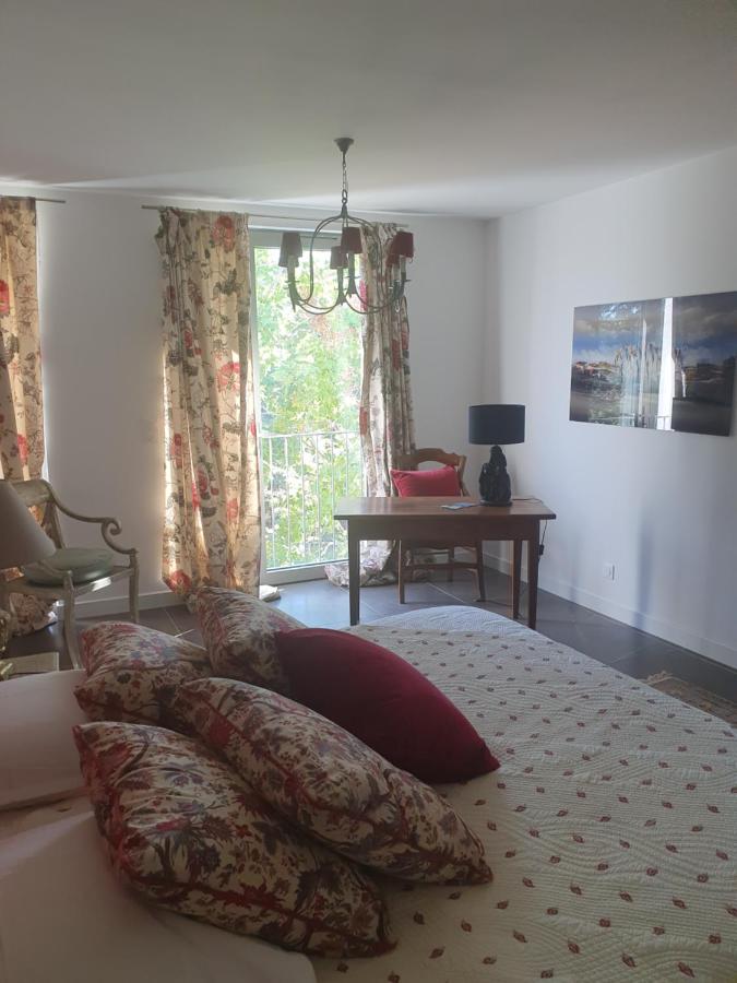 Habitación con cama extragrande y vistas al jardín