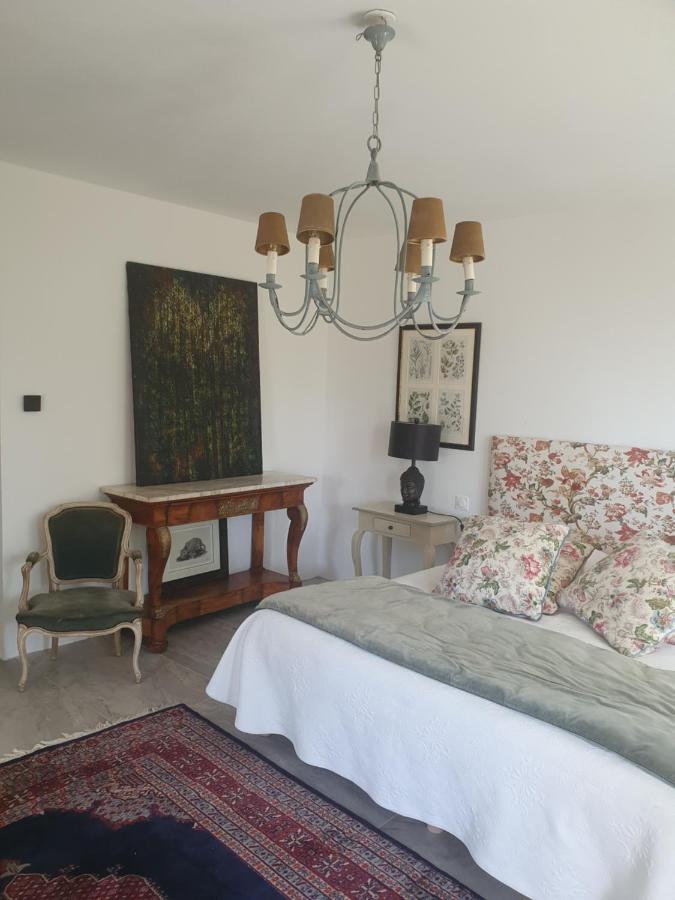 Habitación con cama extragrande y balcón