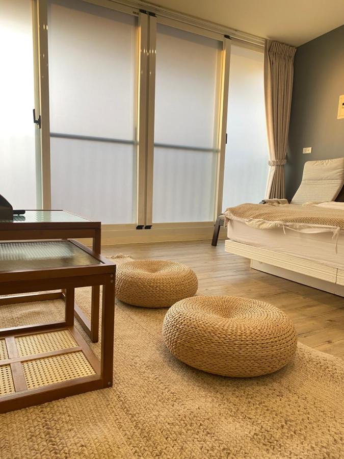 Zimmer mit Queensize-Bett und Balkon