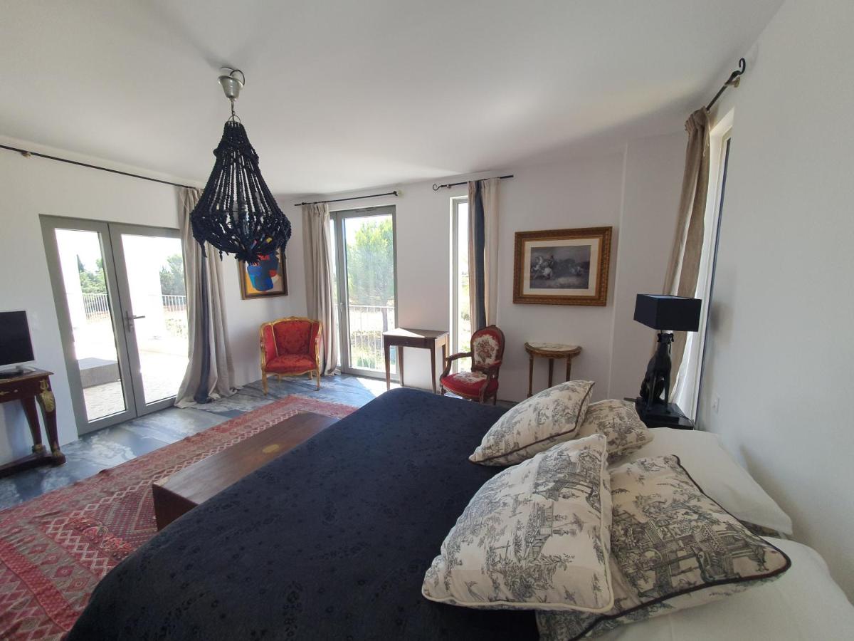 Habitación con cama extragrande y balcón