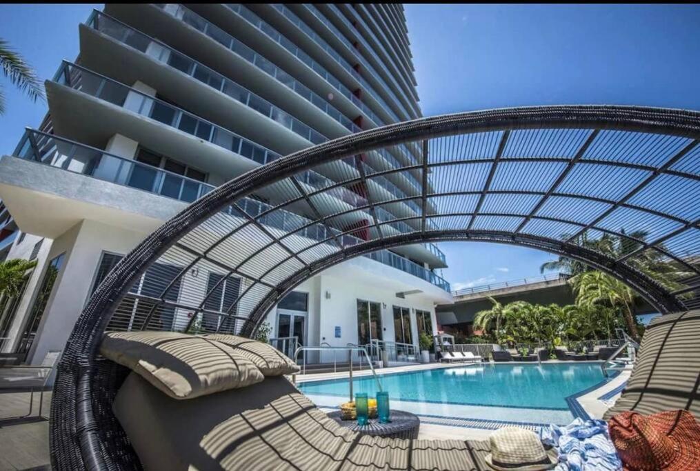 Stylish Miami Beach Getaway Ocean Views & Kitchen -A - Ferienwohnung Hallandale Beach