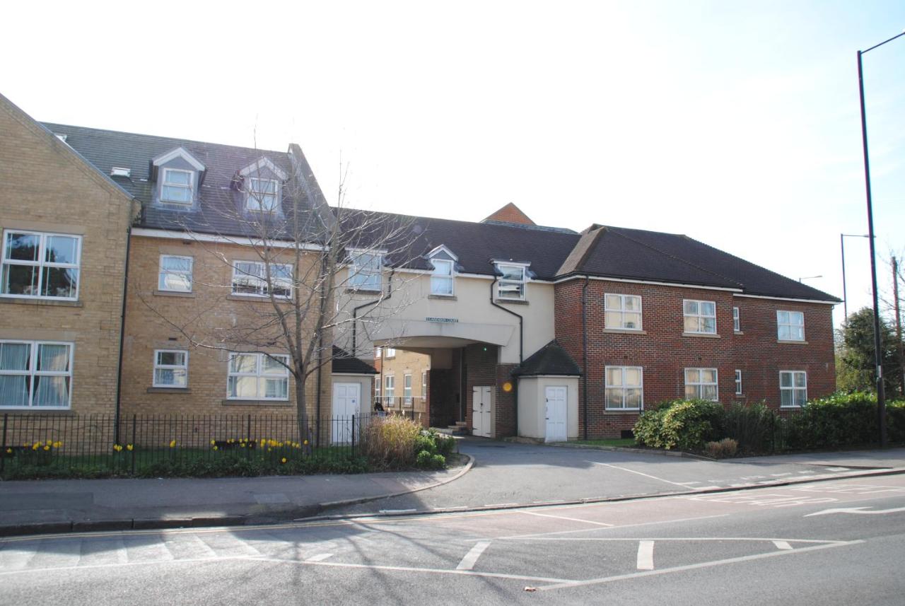 2 Bed 2 Bath Windsor Apartment & Parking 15CC - B&B Windsor