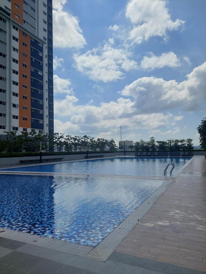KLIA Travel Homestay - 3R 2B & Studio - Free WIFI - B&B Sepang