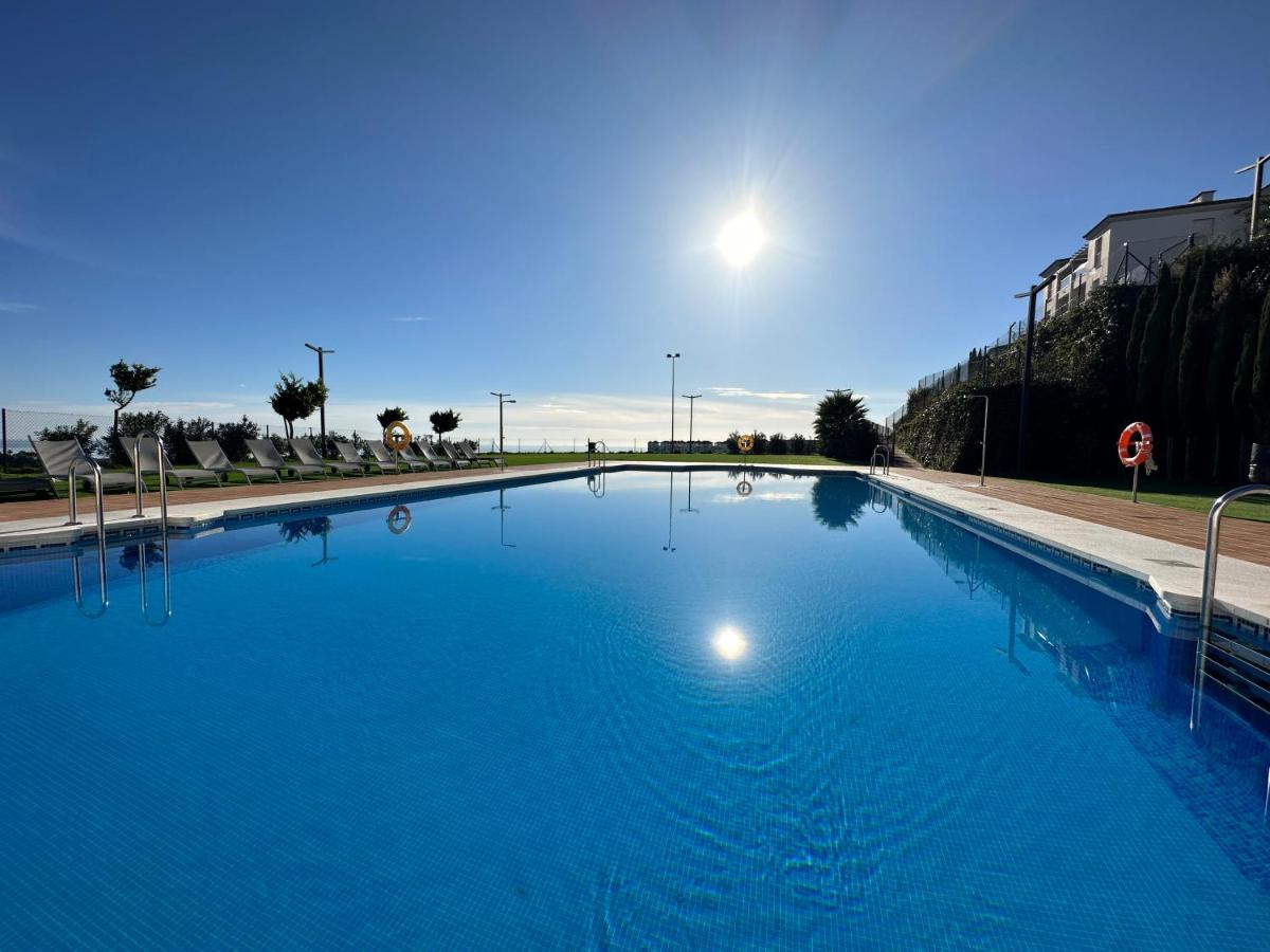 Scenic Sea, Mountain & City View Holiday Apartment - Sea, Mountains and City Right in Front - Chambres d'hôtes Manilva