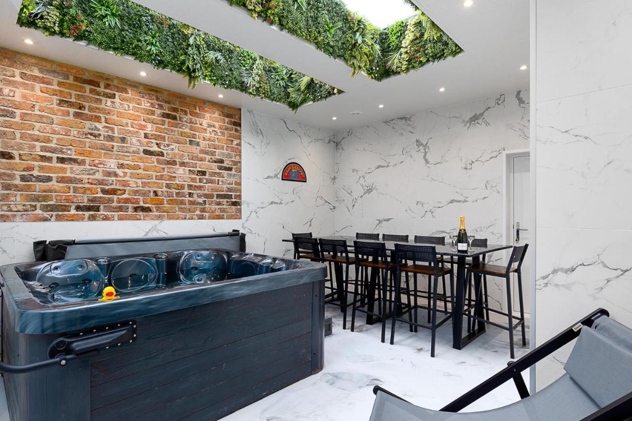 23 Trafalgar Square with hot tub and cinema - Chambres d’hôtes
