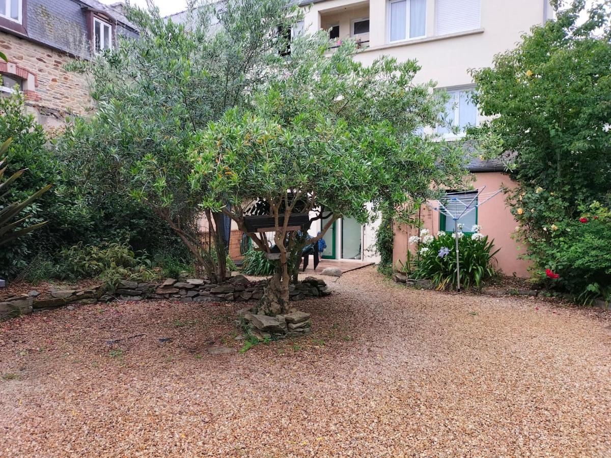 appartement au centre ville avec un beau jardin privé - Ferienwohnung Lannion