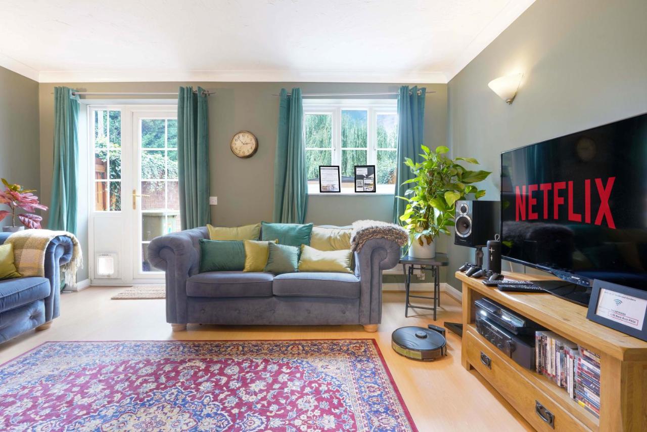 B&B Milton Keynes - Charming 4 Bedroom House in Prime Location - Close to City Centre - Free Parking, Smart TVs and Landscaped Garden by Yoko Property - Bed and Breakfast Milton Keynes