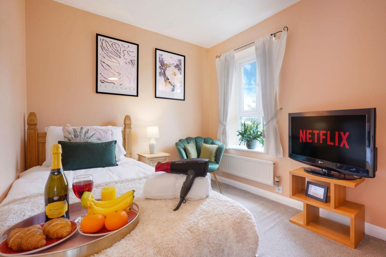 Charming 4 Bedroom House in Prime Location - Close to City Centre - Free Parking, Smart TVs and Landscaped Garden by Yoko Property - B&B