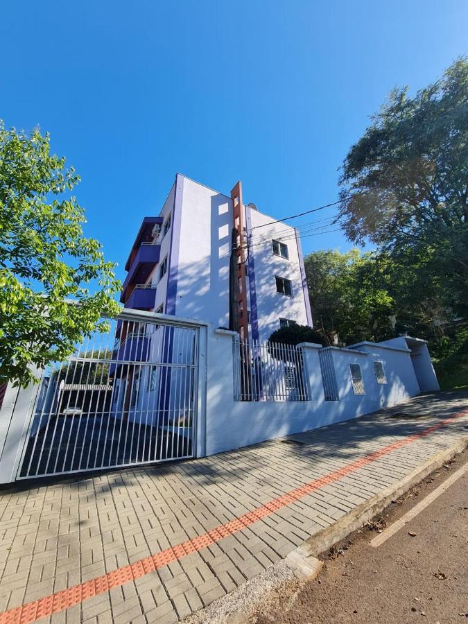 Apartamento com mobília nova 201! - Chambres d’hôtes