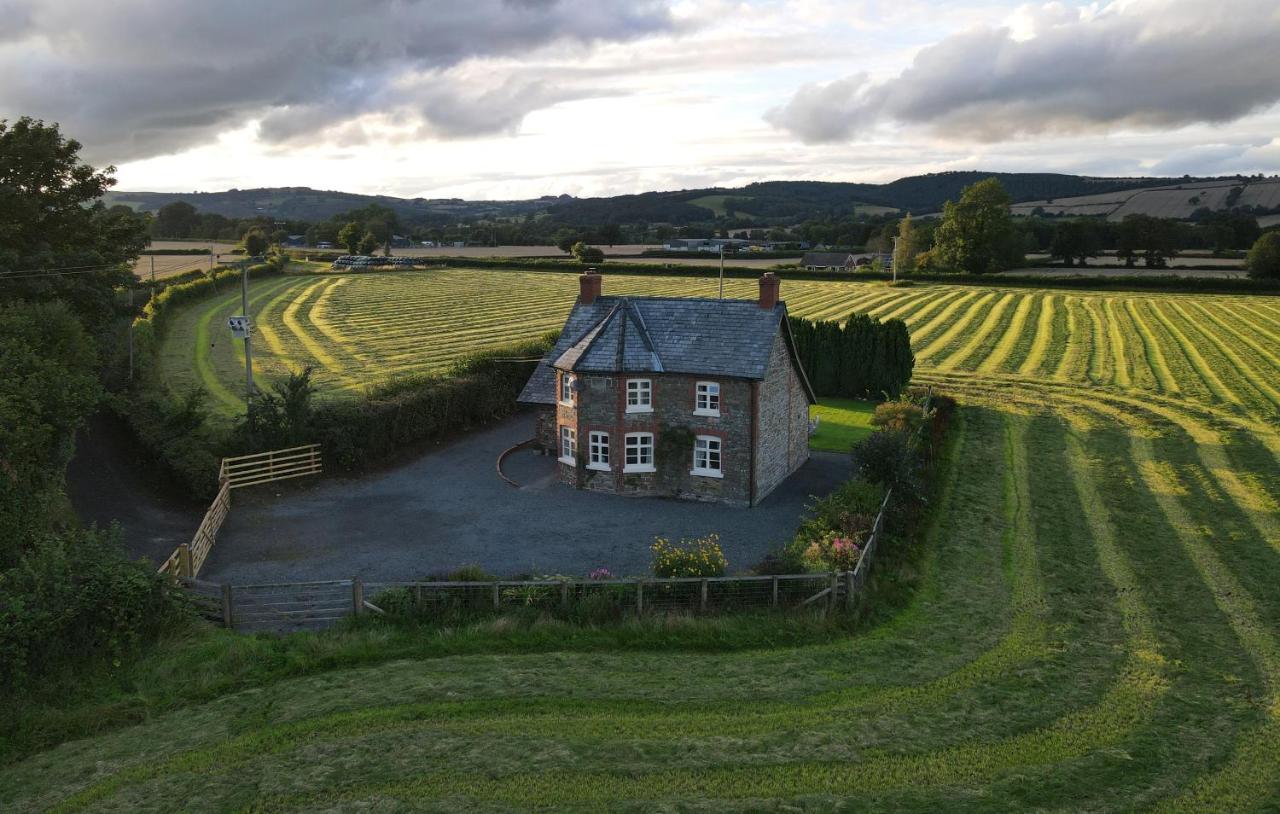 B&B Llanandras - Country Cottage with Far Reaching Views - Bed and Breakfast Llanandras