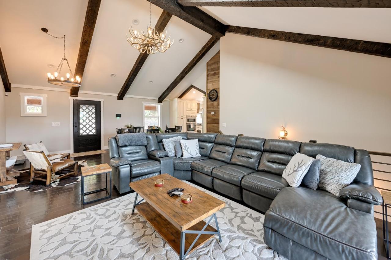 Beautiful Franklin Home with Bunkhouse and Hot Tub! - B&B Franklin