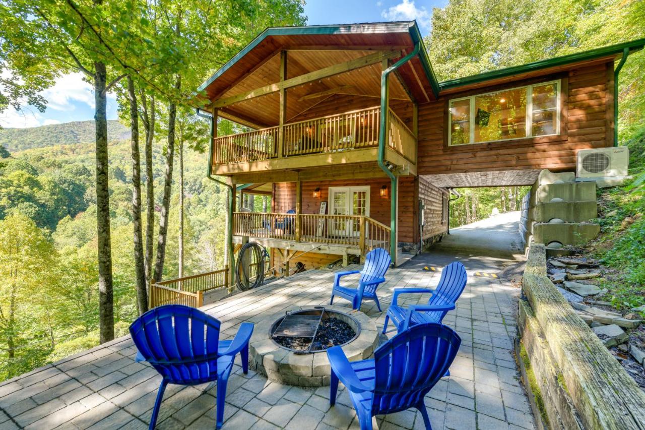 B&B Maggie Valley - Four-Season Family Cabin with Hot Tub, Deck and Views! - Bed and Breakfast Maggie Valley