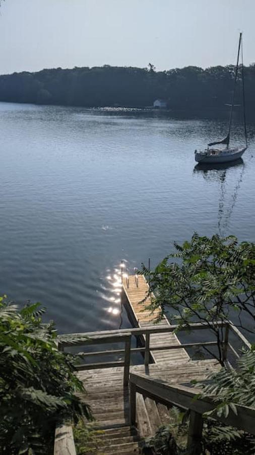 Stunning lakefront 4 season cottage in PEC - B&B Bongard